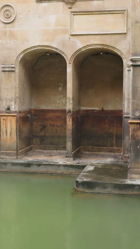 Ancient Roman Baths in Bath, England showing the historic thermal spa Vídeos de archivo 331067036