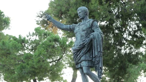 Ancient Roman Emperor Julius Caesar Octavianus Augustus Statue in Pincio Park Video stock 96032455