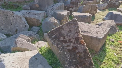 Ancient Roman Stone Blocks and Corinthian Capital Ruins in the Roman Forum,.. Vídeo Stock 338176015