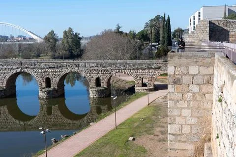 Ancient Roman Stone Bridge of Merida, Spain Over River with Reflections Foto stock