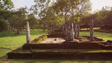 Ancient Ruins with Columns and Brick Foundations in Sri Lanka Vidéo 85482948