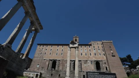 The ancient ruins of the Temple of Saturn, located in the Roman Forum in Rome. Vidéo 334852805