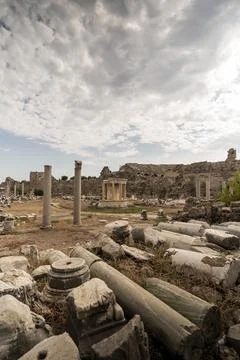 Ancient Ruins Under Dramatic Cloudy Sky in Turkey Foto stock