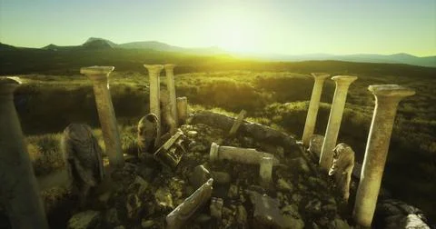 Ancient ruins under the sunset sky near a mountain range Illustrazione stock
