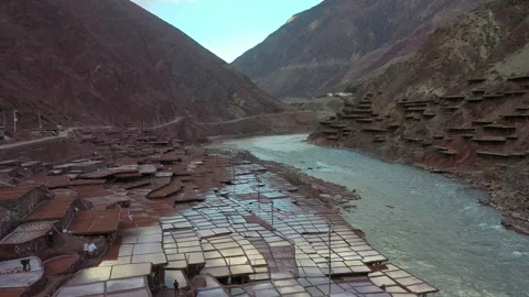 Ancient Salt Making Process at Yanjing Salt Fields near Jinsha River in Tibet Vídeos de archivo 344885725