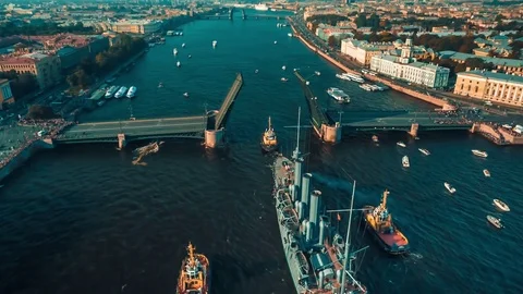 Ancient Ship Aurora Is Tugging Along Neva River Vídeos de archivo 73128208