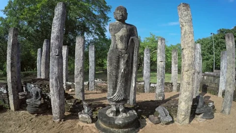 Ancient Statue amongst Granite Columns in Polonnaruwa Building Ruin Vidéo 73984302