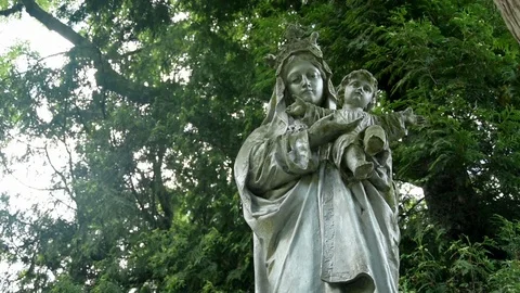 Ancient statue of mary with jesus 스톡 동영상 115032912