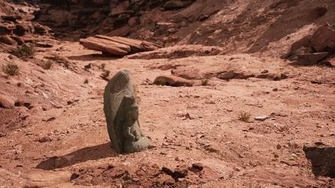 Ancient Statue on the Rocks Desert Ilustración de archivo