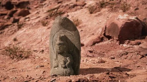 Ancient Statue on the Rocks Desert Ilustración de archivo