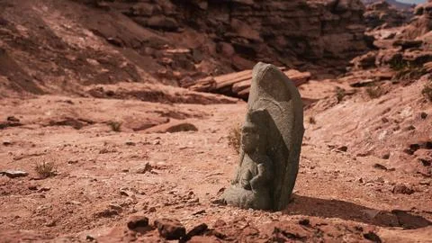 Ancient Statue on the Rocks Desert Ilustración de archivo
