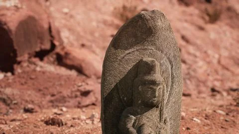 Ancient Statue on the Rocks Desert Ilustración de archivo