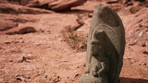 Ancient Statue on the Rocks Desert Ilustración de archivo
