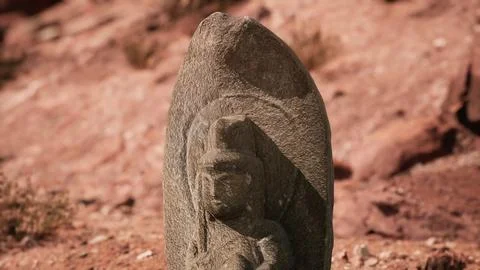 Ancient Statue on the Rocks Desert Ilustración de archivo