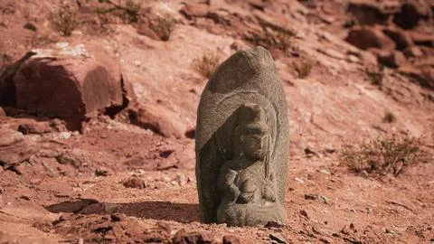 Ancient Statue on the Rocks Desert Ilustración de archivo