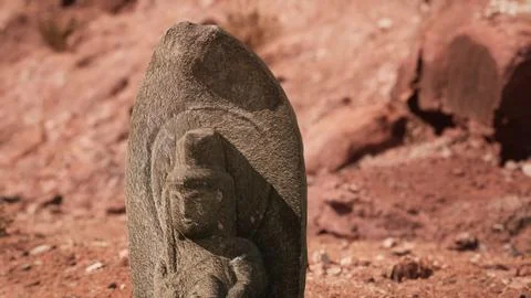 Ancient Statue on the Rocks Desert Ilustración de archivo