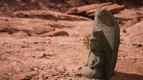 Ancient Statue on the Rocks Desert Ilustración de archivo