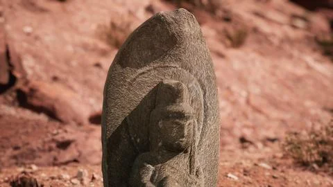 Ancient Statue on the Rocks Desert Ilustración de archivo