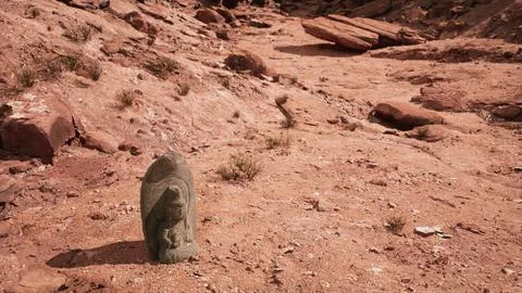 Ancient Statue on the Rocks Desert Ilustración de archivo