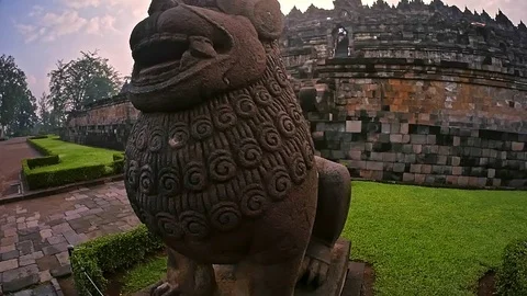 Ancient statues and Buddhist architecture of Borobudur temple monument in Java Vídeo Stock 70925031