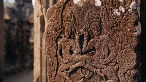 Ancient stone bas relief carving of traditional apsara dancers on a pillar Vidéo 326109650