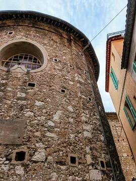 Ancient stone building with round window in narrow alley, Villefranche-sur-Mer Fotos de archivo