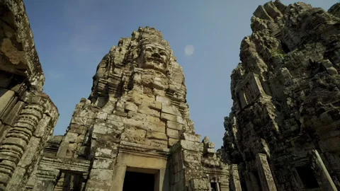 Ancient stone face tower at Bayon temple, Cambodia Vídeo Stock 331957617