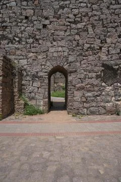 Ancient stone gateway set within towering fortress defensive walls Fotos Stock