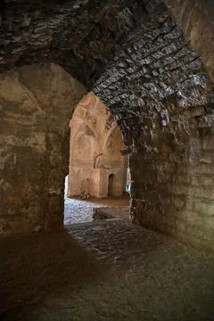 Ancient Stone Passage Beneath Vaulted Arch Inside Medieval Fortress Interior Foto stock