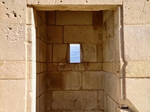 Ancient stone space overlooking ocean scene, Rustic stone enclosure with se.. 库存照片