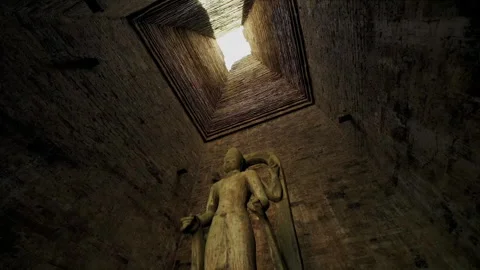 Ancient stone statue inside a dark cambodian temple 库存影片 331953711