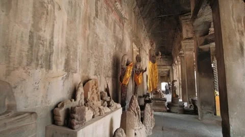 Ancient stone statues of buddha inside angkor wat temple complex in cambodia 库存影片 326109023