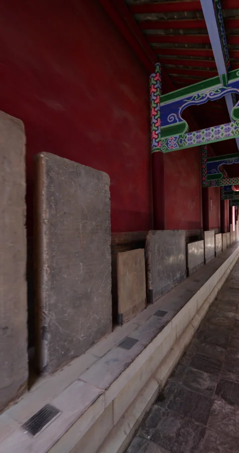 Ancient stone steles lining a corridor in Kunming Stele Forest Museum Vidéo 329626759