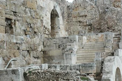 Ancient stone steps and arched entrance of Odeon of Herodes Atticus Athens .. Foto stock