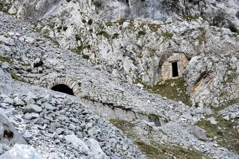 Ancient Stone Structures in Rocky Mountainside Foto stock