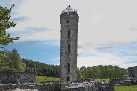 Ancient stone tower rises against blue sky Foto stock