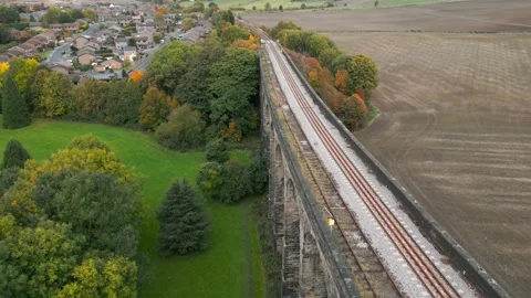 Ancient stone viaduct spans rolling countryside Vidéo 343872334