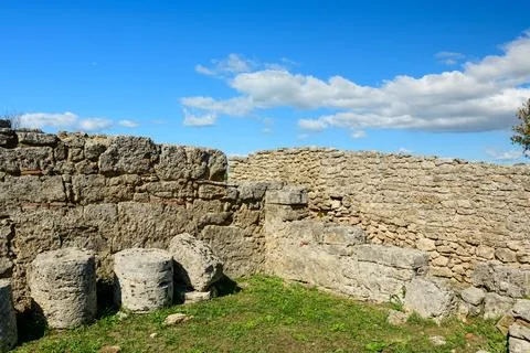 Ancient stone wall and columns at Paestum Stock Photos