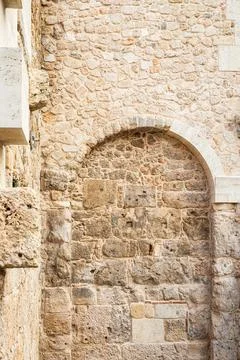 Ancient stone wall with arched opening in historical architecture Fotos Stock