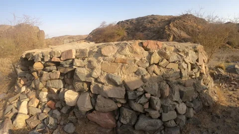 Ancient Stone Wall in Arid Desert Landmark Vídeo Stock 320674527