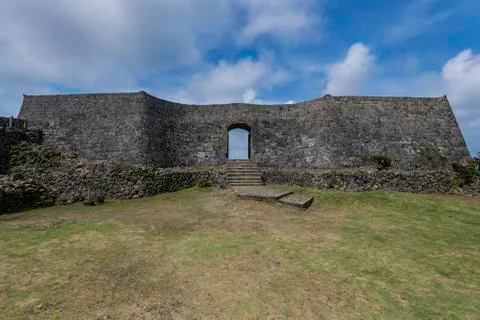 Ancient stone wall with one gate Stock-Fotos
