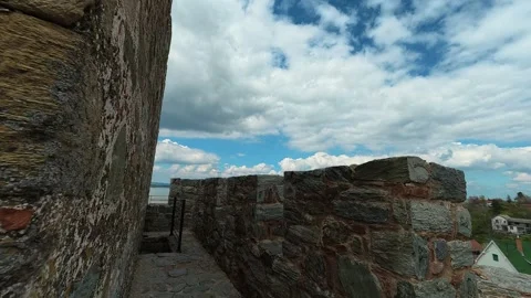 Ancient stone walls frame a vast, cloudy sky. Ram Fortress, Serbia Vidéo 332544504