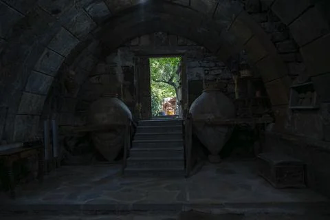 Ancient Stone Wine Cellar with Authentic Furnishings 2 Foto stock