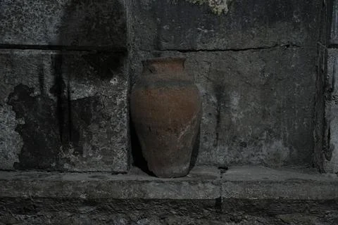 Ancient Stone Wine Cellar with Authentic Furnishings 3 Foto stock