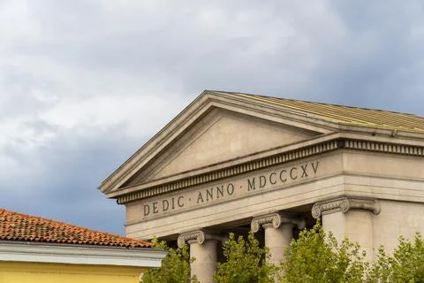 Ancient structure with dual columns under a cloudy sky Fotos de archivo