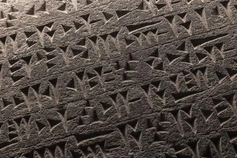 Ancient Sumerian cuneiform script etched into a stone Foto stock