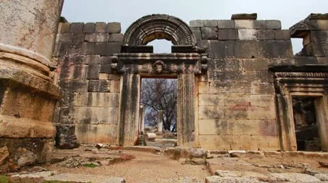 An ancient synagogue's remaining facade at Bar'am in Israel. Vidéo 8955156