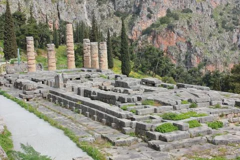Ancient temple of Apollo at Delphi, Greece 스톡 사진