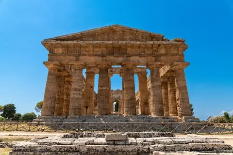 Ancient temple facade with Doric columns in Paestum 库存照片
