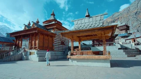 Ancient Temple with Himalayas in Background, Chitkul, India on 5th June, 2026 Vidéo 337691172